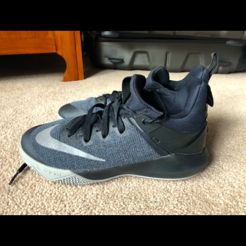 Nice Boys Nike sneakers sz 6 (8 by tags). Super